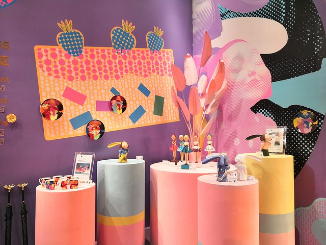 Bunte Figuren in einer Galerie