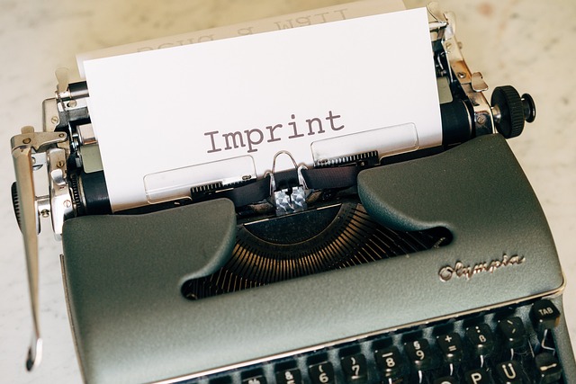 Alte Schreibmaschine mit einem Blatt Papier auf dem in Englisch "Imprint" steht.