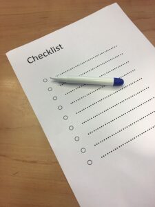 Weißes Blatt Papier mit Checkliste und Kugelschreiber