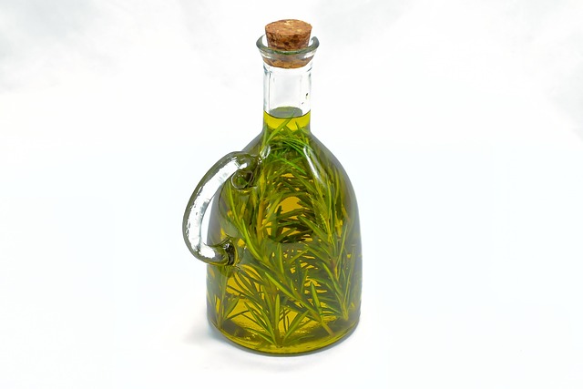 Ölflasche mit Rosmarinzweig