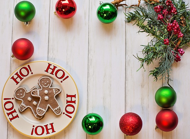 Lebkuchenfiguren, die auf einem weißen Tisch liegen