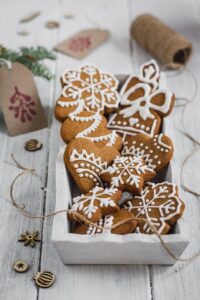 Lebkuchen in eckiger Schüssel auf weißem Holztisch